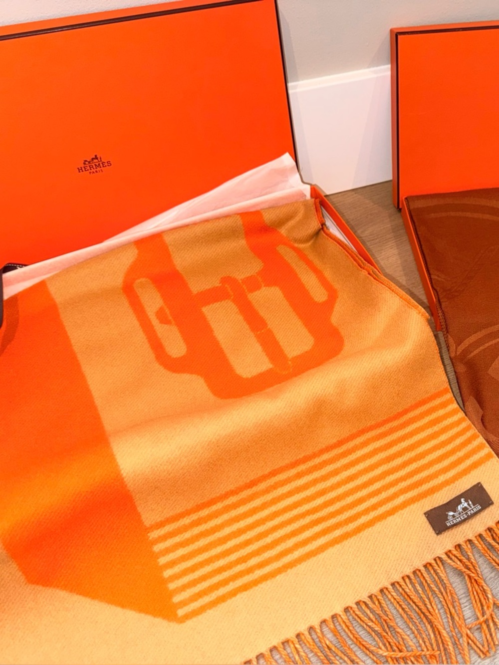 Hermès Casaque cashmere scarf (NEW with box and ribbon) - Picture 3 of 7